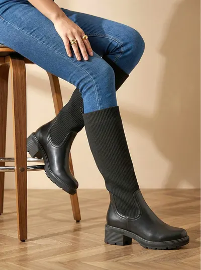 جزمة نسائية سوداء من الجلد