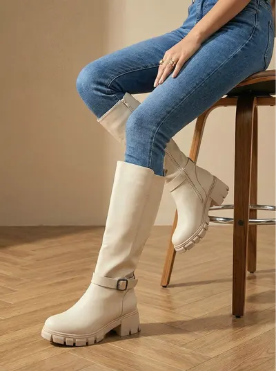 حذاء جلد بيج طويل بكعب عريض للسيدات