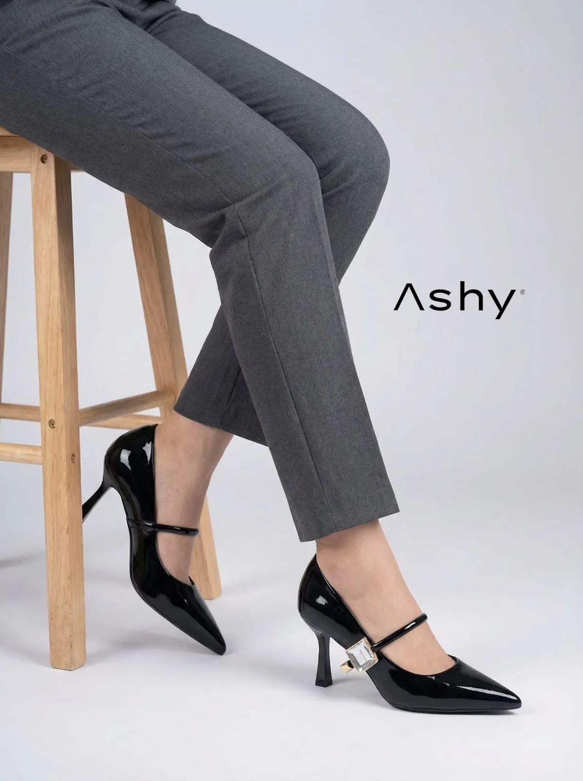 حذاء نسائي بكعب عالي