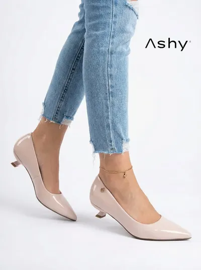 حذاء لامع بكعب صغير