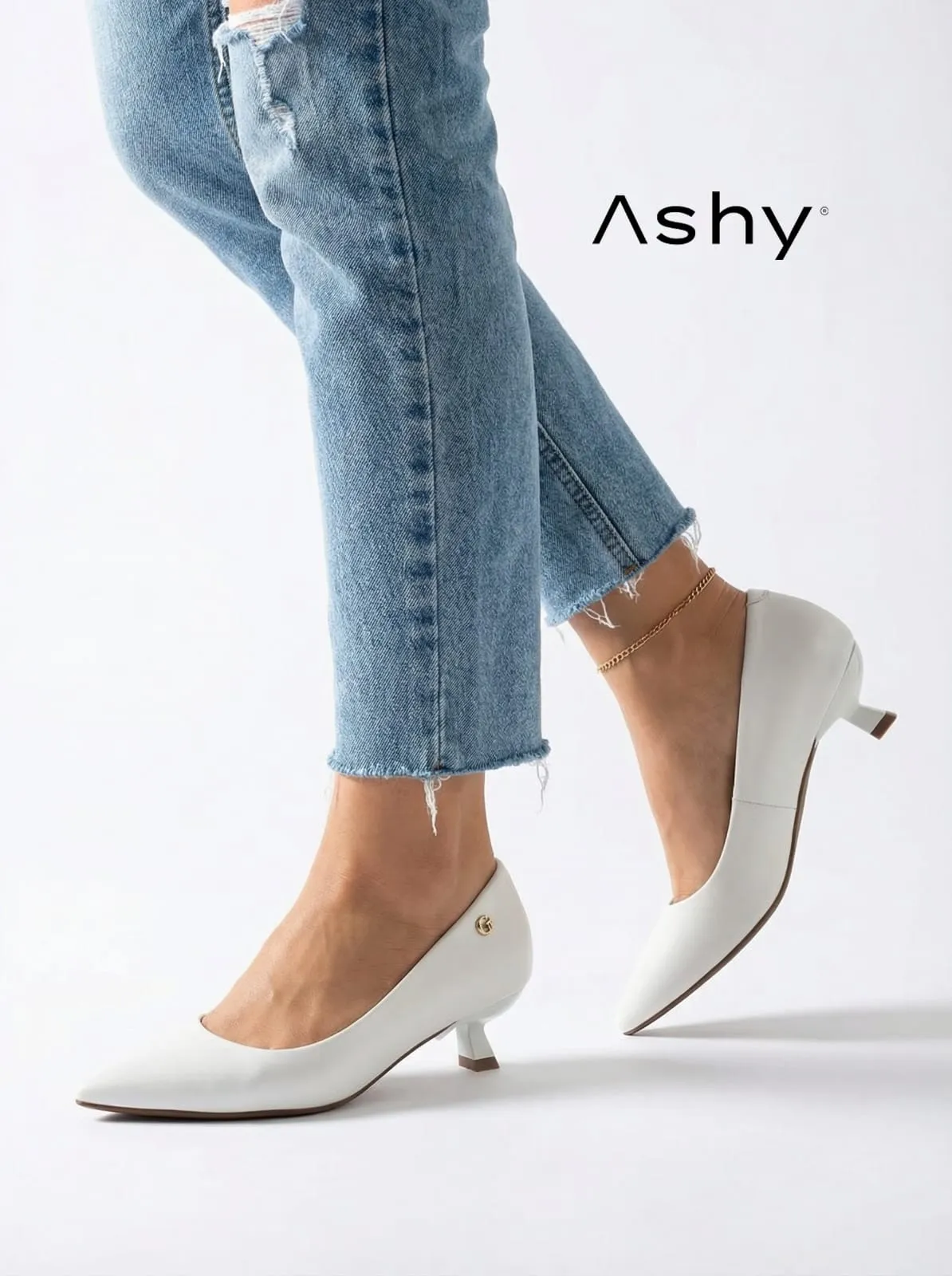 حذاء لامع بكعب صغير