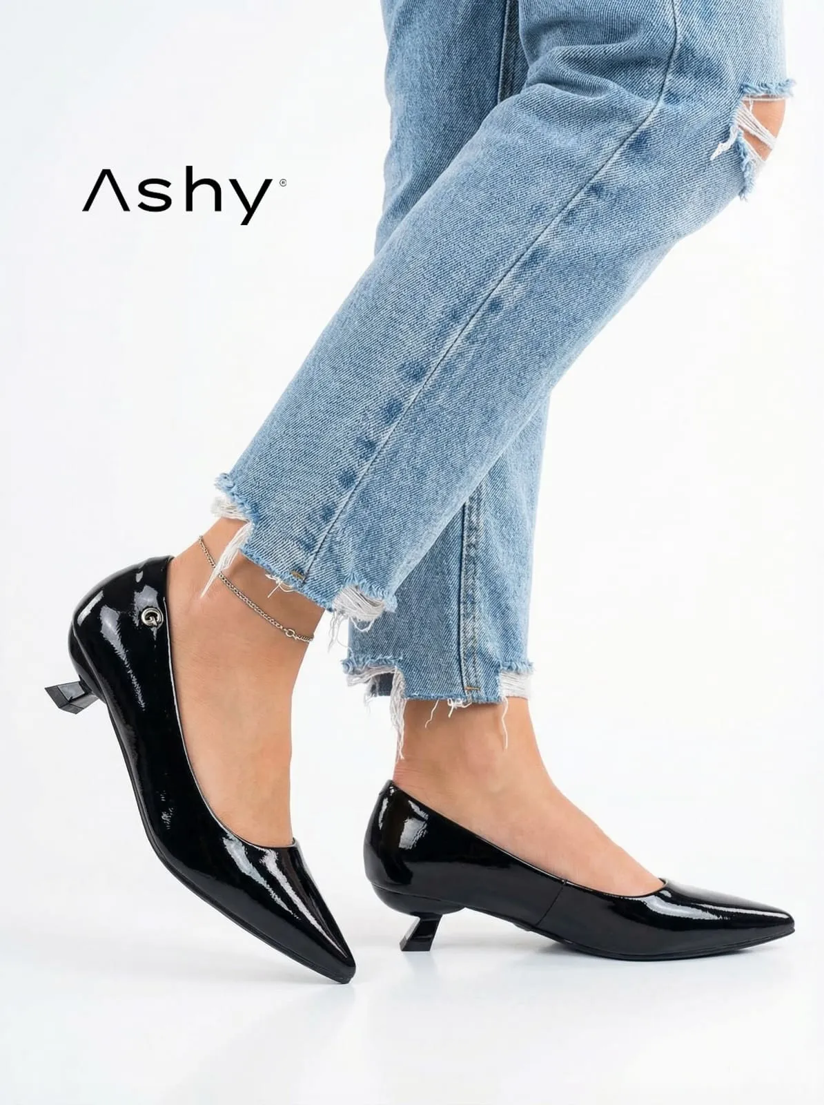 حذاء لامع بكعب صغير