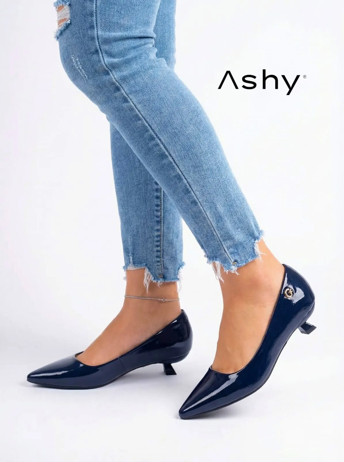 حذاء لامع بكعب صغير