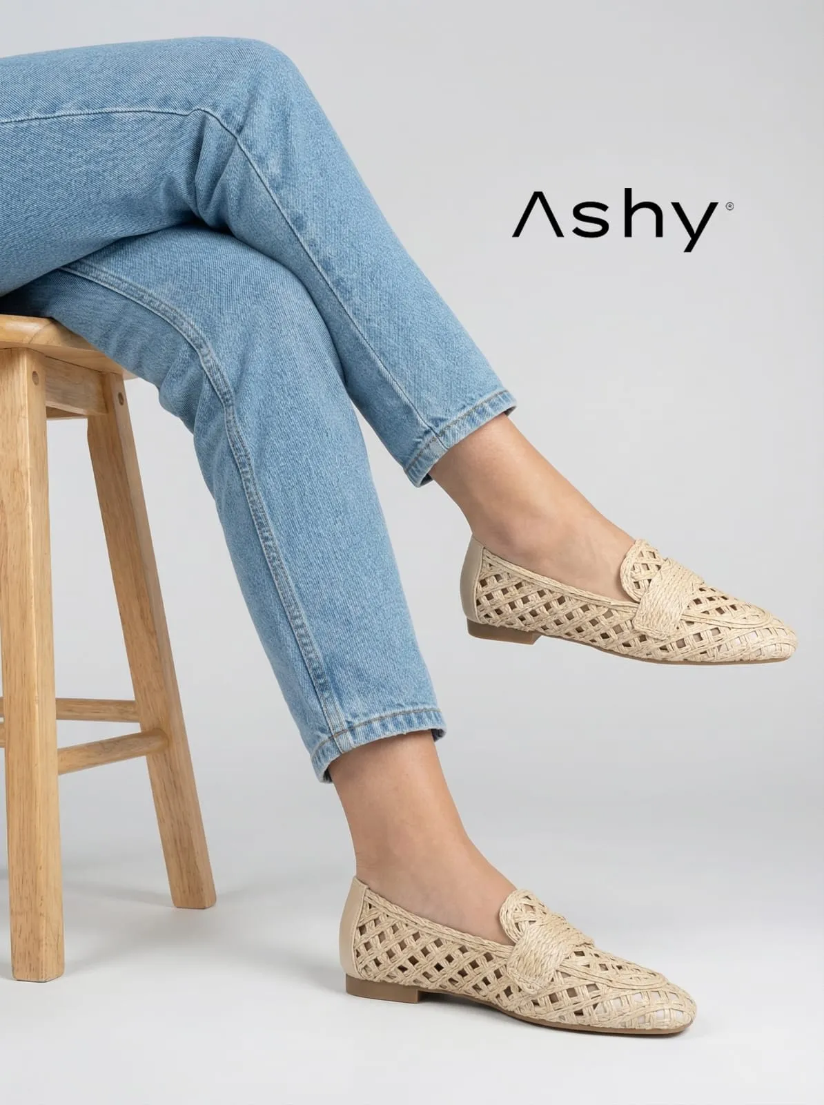 حذاء نسائي بأربطة مفتوحة