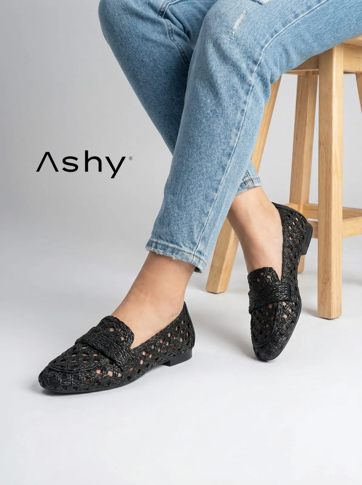 حذاء نسائي بأربطة مفتوحة