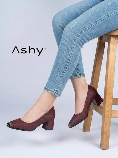 حذاء نسائي كعب عريض مع تصميم مضلع