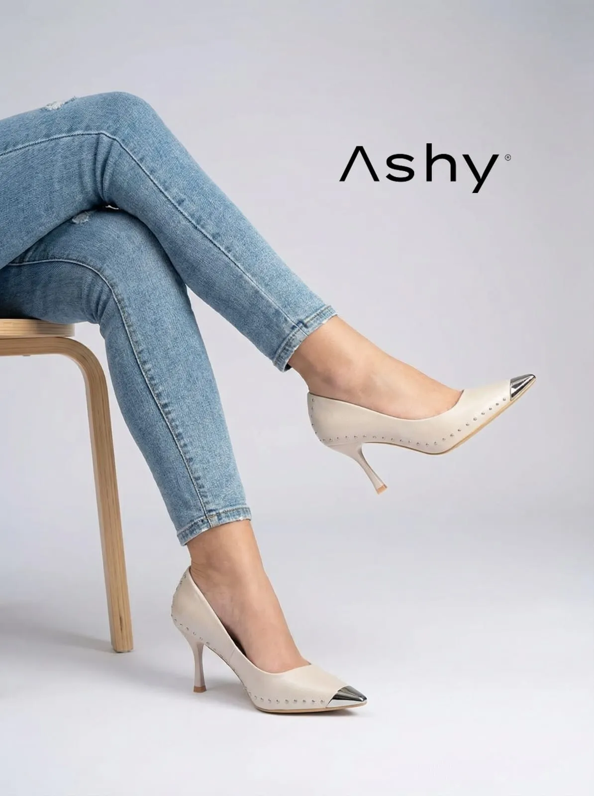 حذاء جلد عالي الكعب