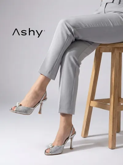 حذاء كعب عالي مزين بجوهرة